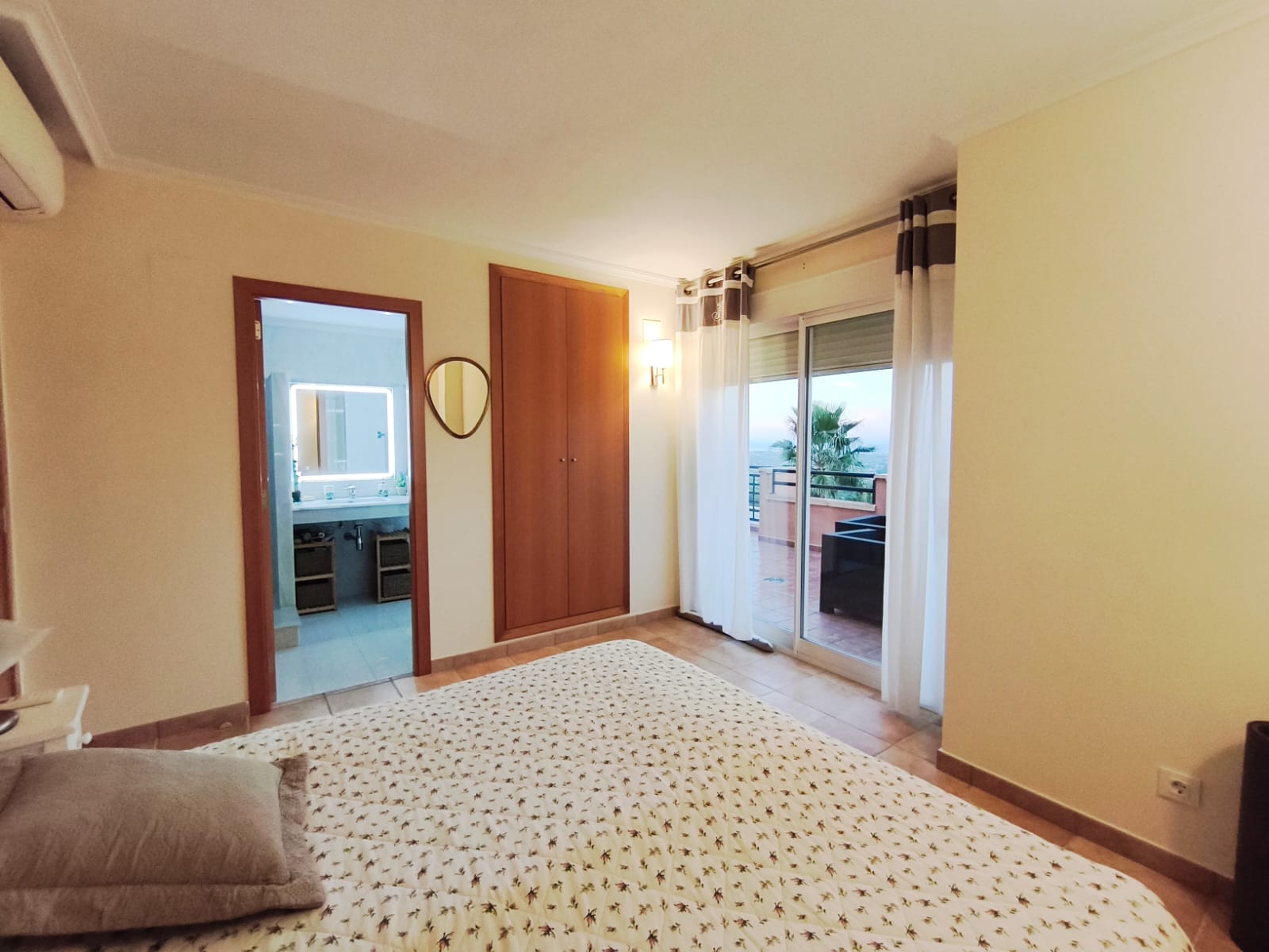   Apartamento con amplia terraza y vistas al mar en el Residencial Aparthotel Las Jacarandas, La Sella.