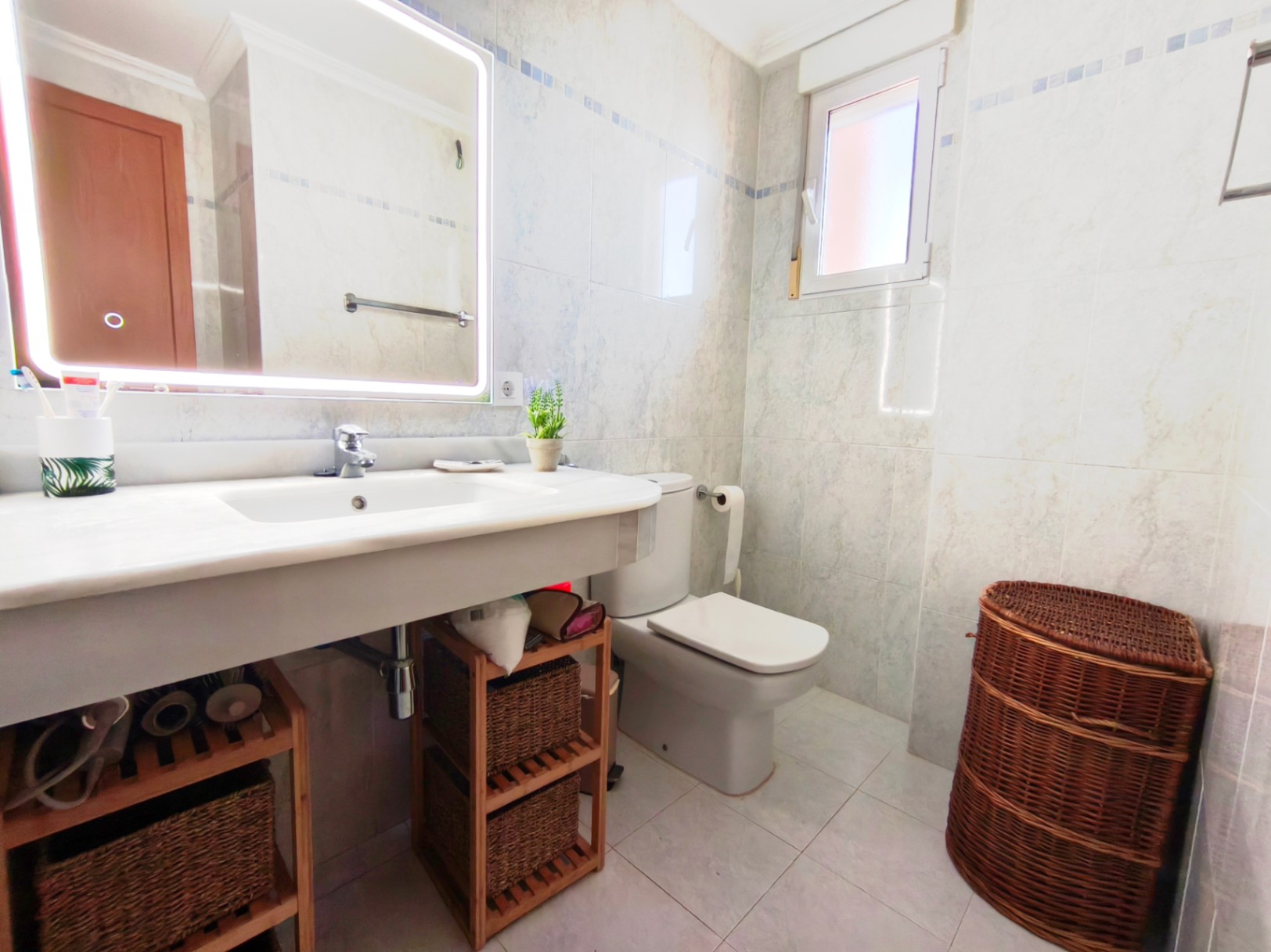   Apartamento con amplia terraza y vistas al mar en el Residencial Aparthotel Las Jacarandas, La Sella.