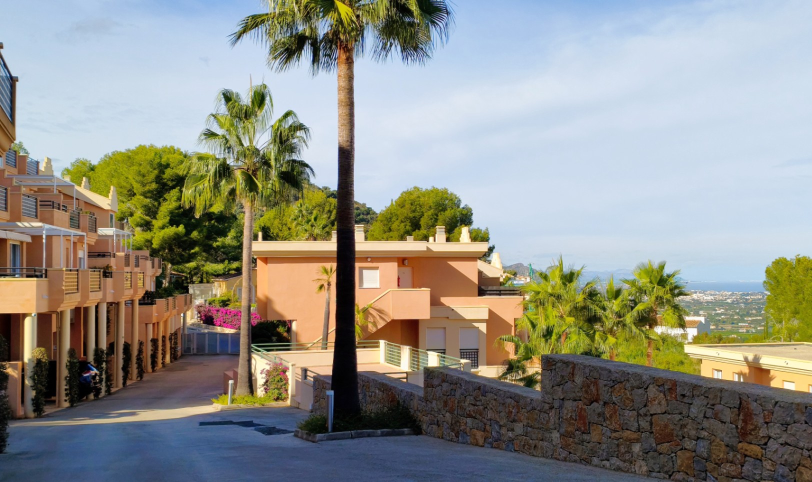   Apartamento con amplia terraza y vistas al mar en el Residencial Aparthotel Las Jacarandas, La Sella.