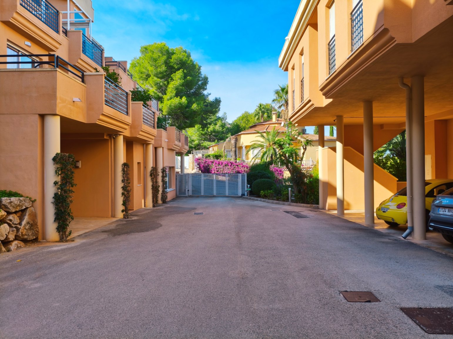   Apartamento con amplia terraza y vistas al mar en el Residencial Aparthotel Las Jacarandas, La Sella.