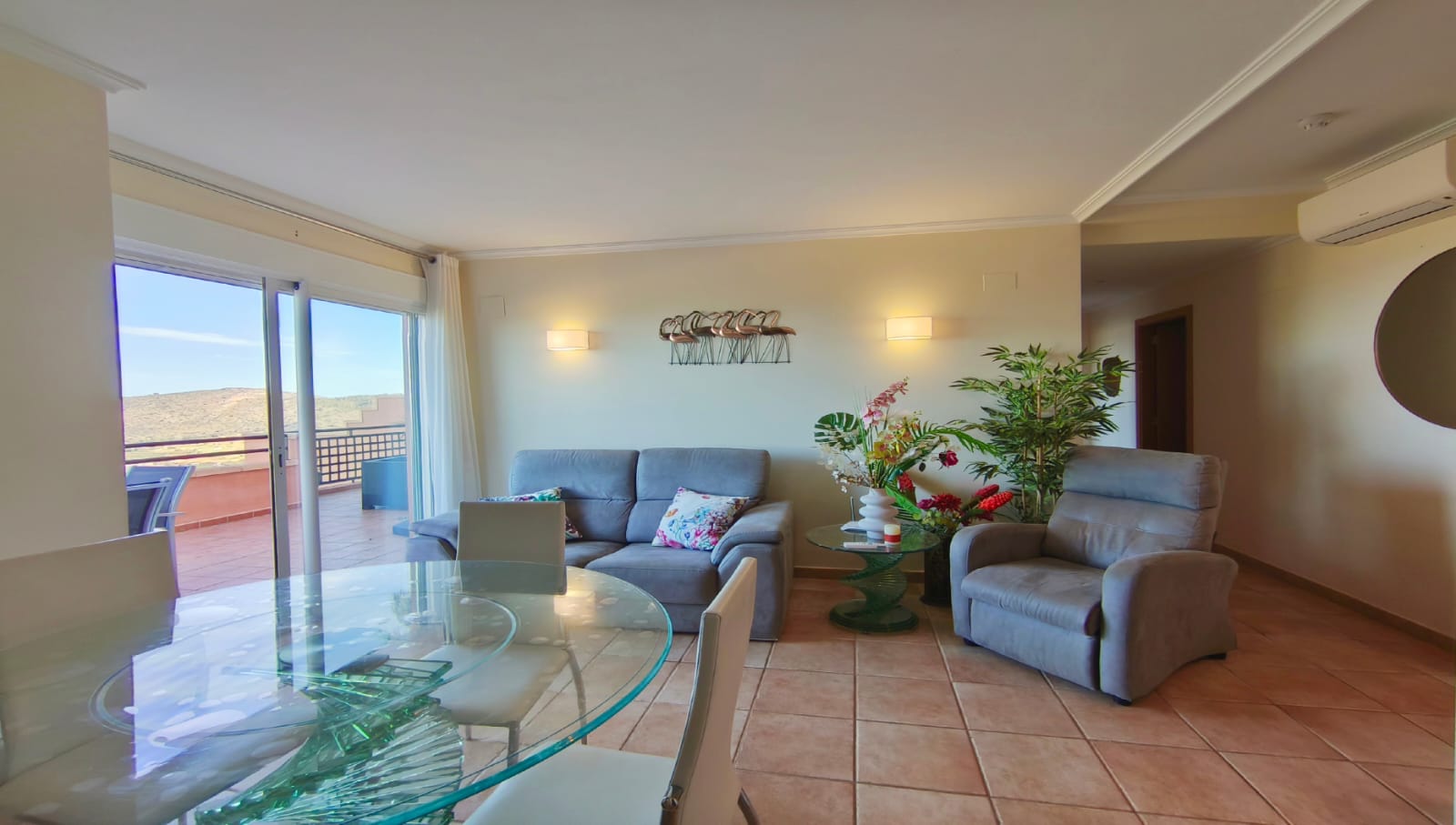   Apartamento con amplia terraza y vistas al mar en el Residencial Aparthotel Las Jacarandas, La Sella.
