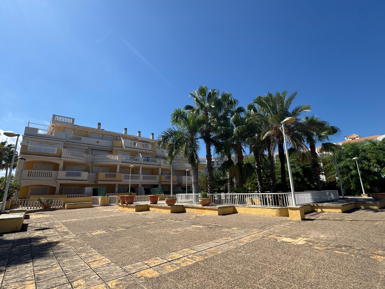 Apartamento en venta en Denia con 2 dorm. y piscina .