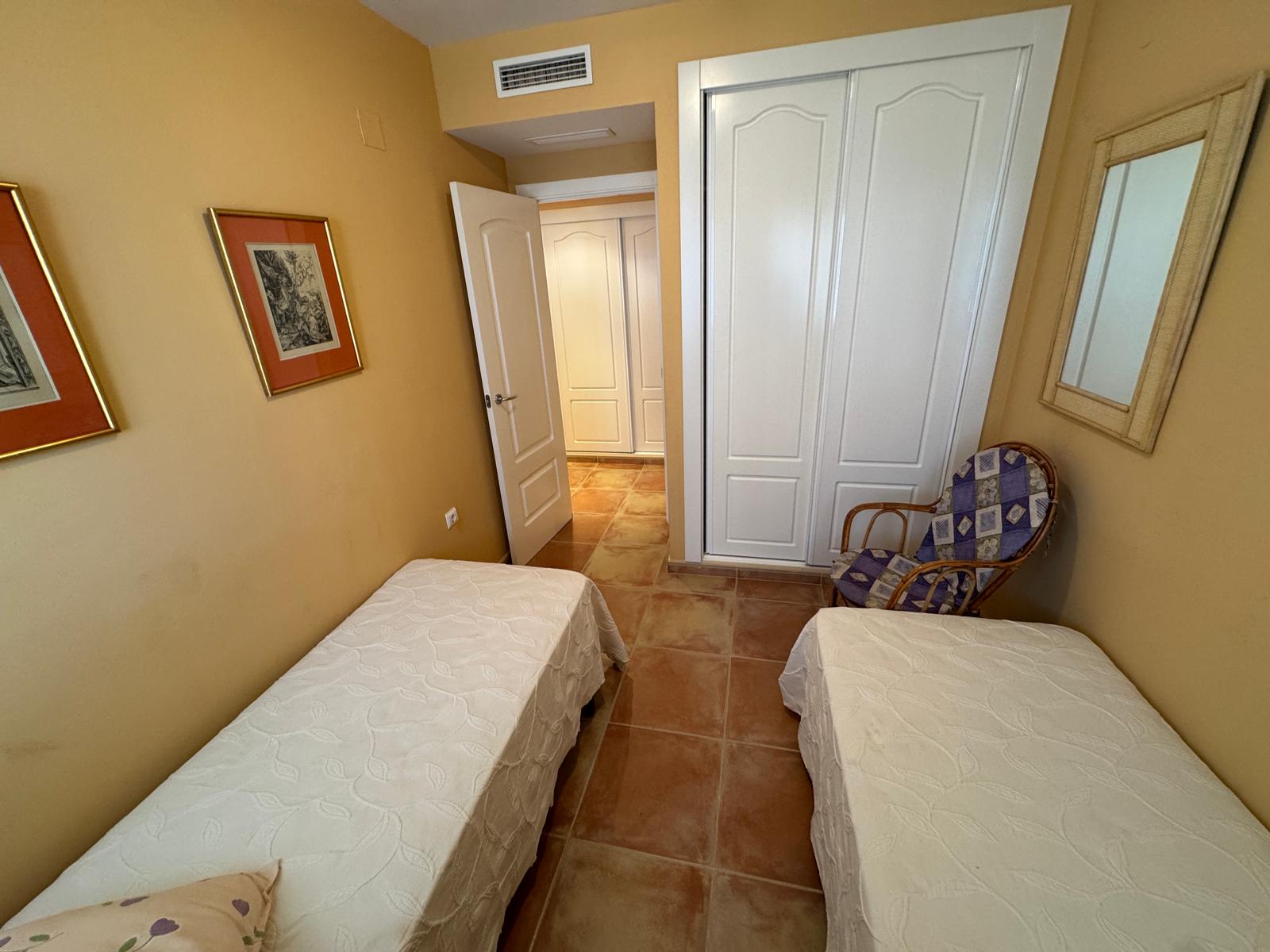 Apartamento en venta en Denia con 2 dorm. y piscina .