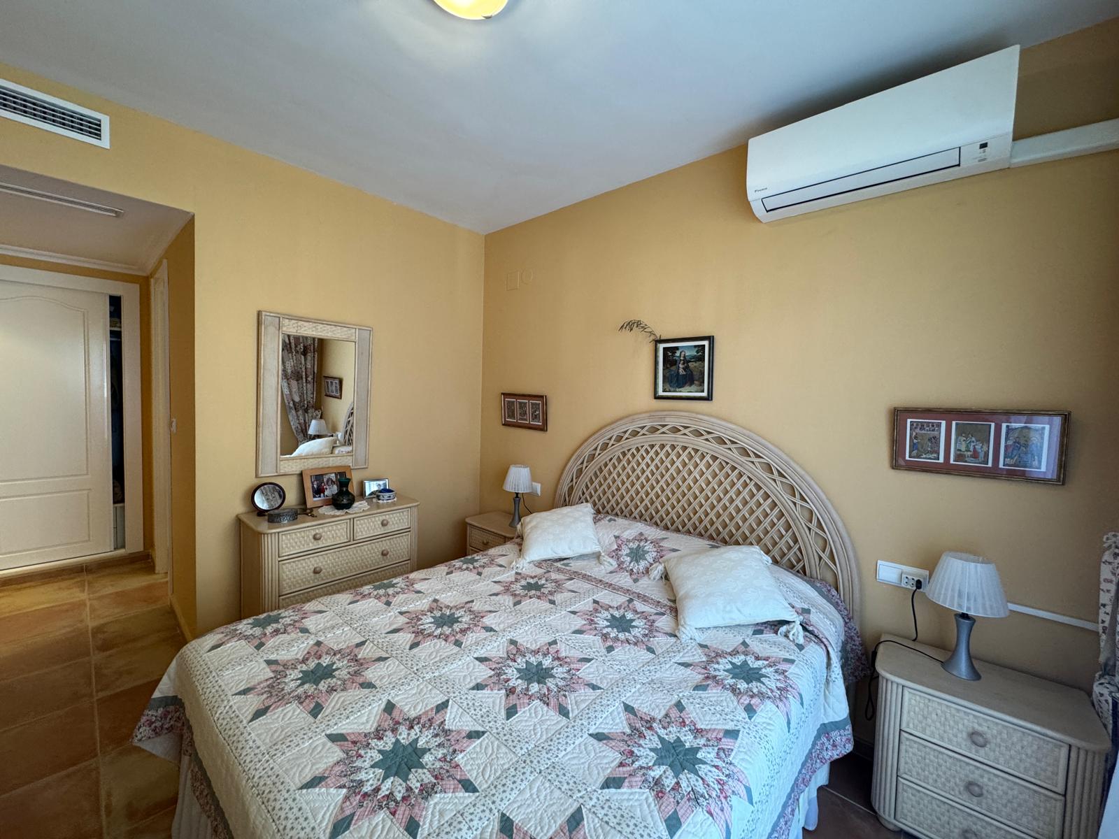 Apartamento en venta en Denia con 2 dorm. y piscina .