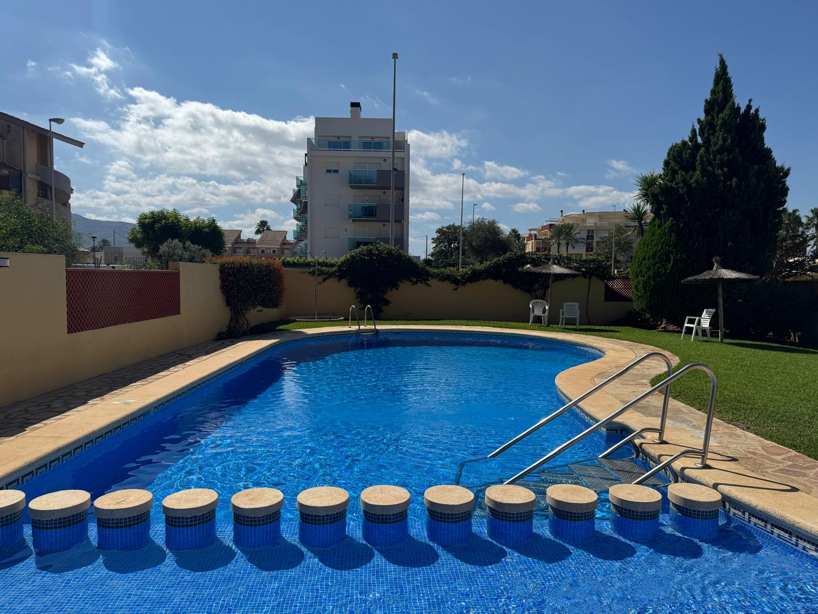 Apartamento en venta en Denia con 2 dorm. y piscina .