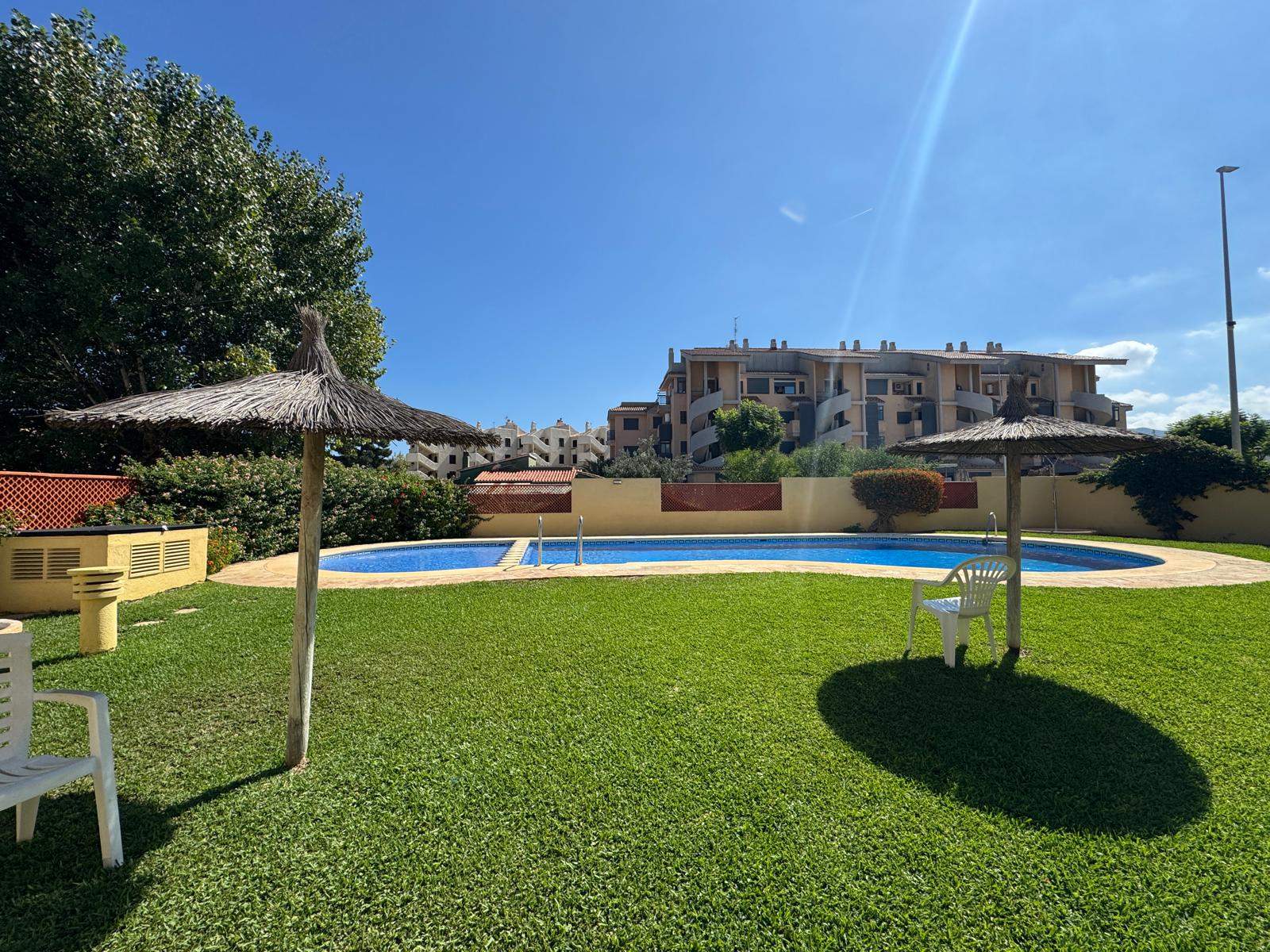 Apartamento en venta en Denia con 2 dorm. y piscina .