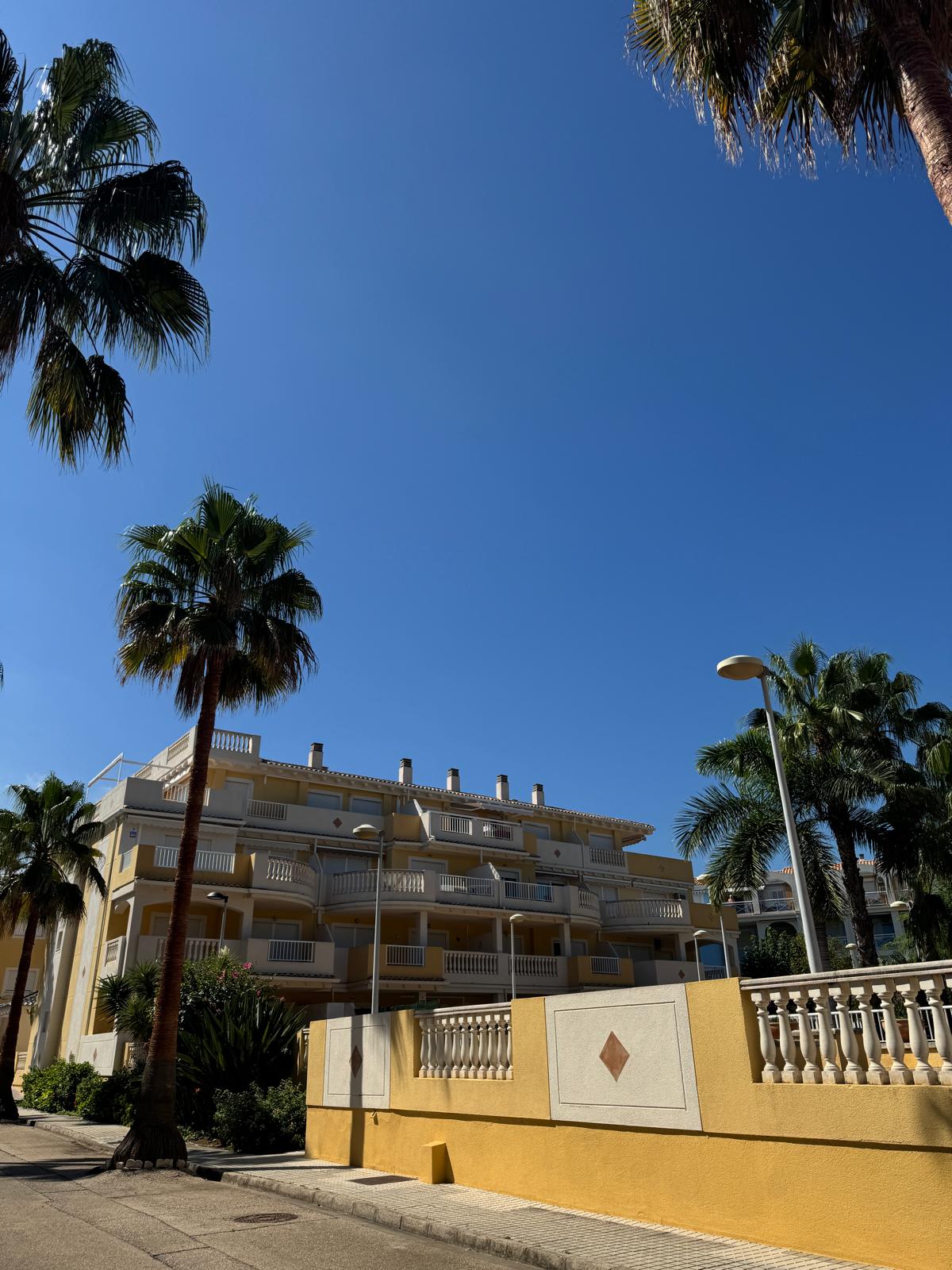 Apartamento en venta en Denia con 2 dorm. y piscina .