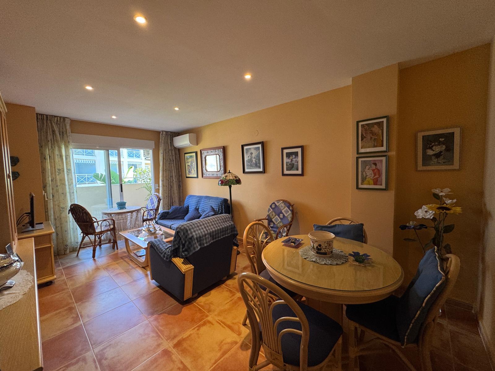 Apartamento en venta en Denia con 2 dorm. y piscina .