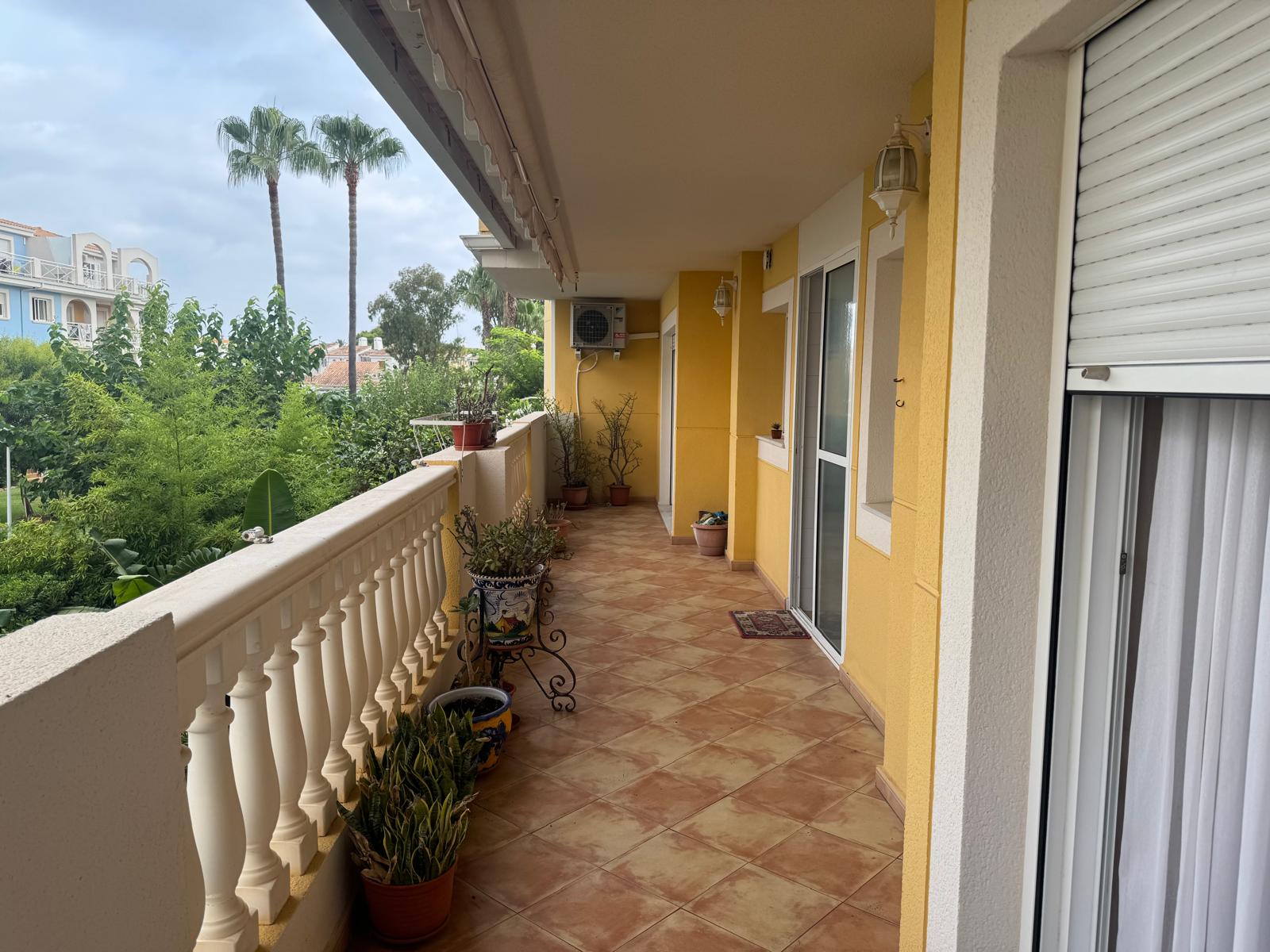 Apartamento en venta en Denia con 2 dorm. y piscina .