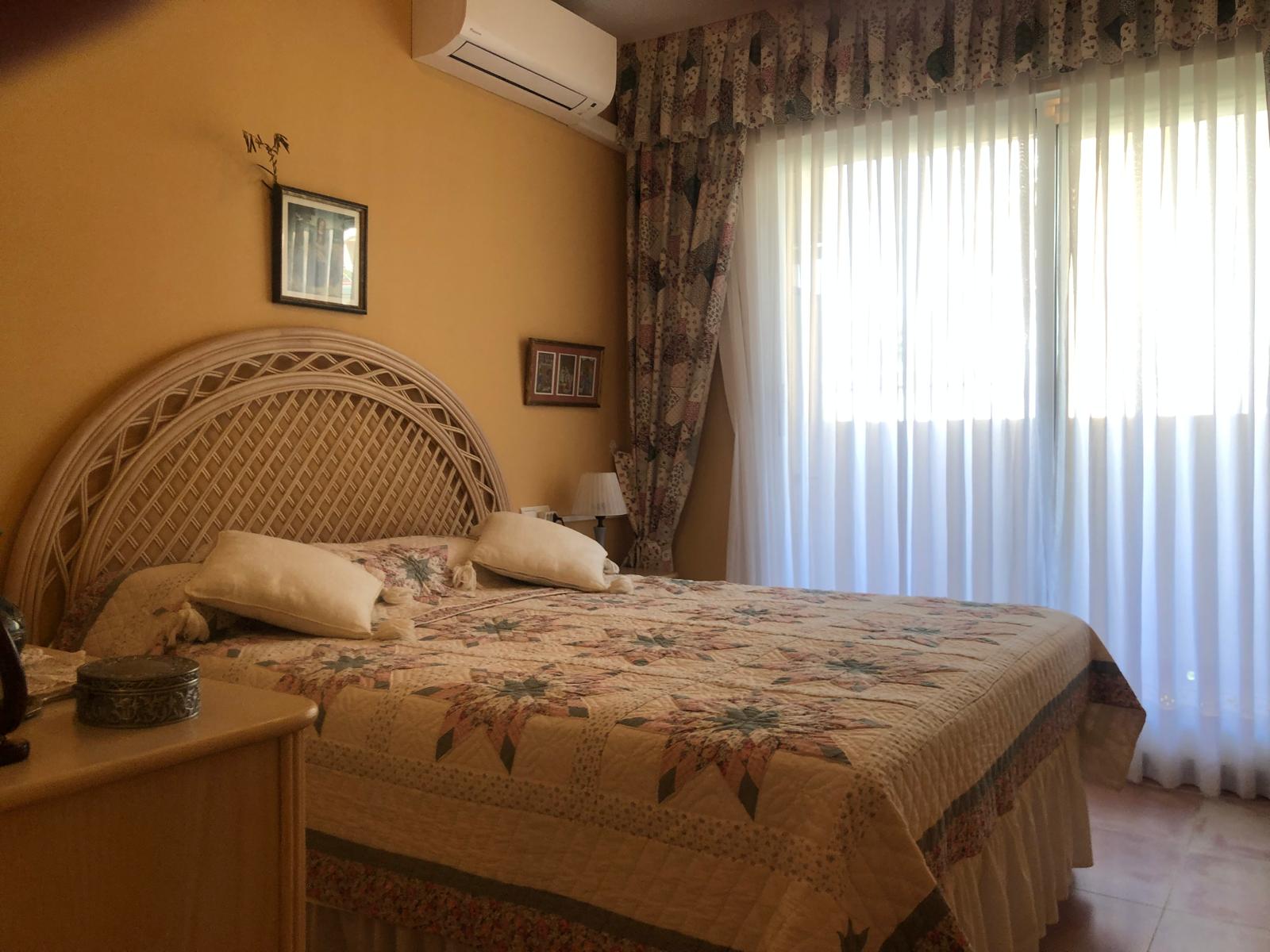 Apartamento en venta en Denia con 2 dorm. y piscina .