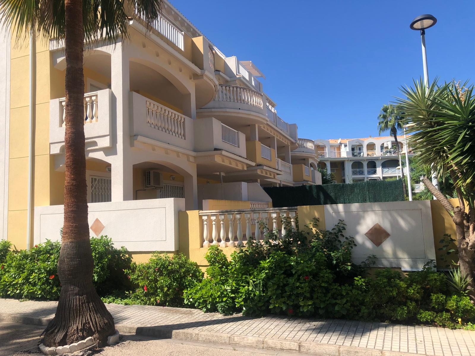 Apartamento en venta en Denia con 2 dorm. y piscina .