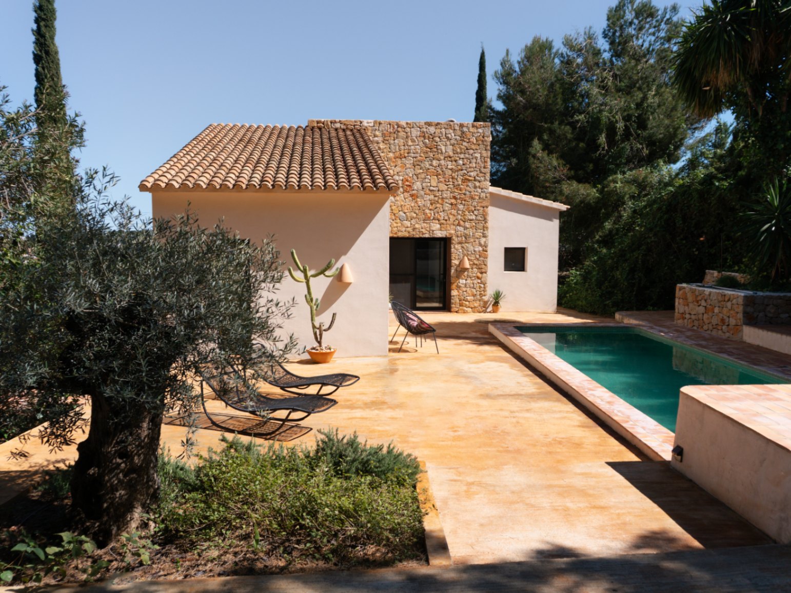 C 818 J - Chalet en venta con piscina privada en Montgó Denia, Alicante.